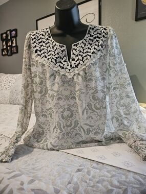 Women's Floral Lace Yoke Blouse in Light Green and White